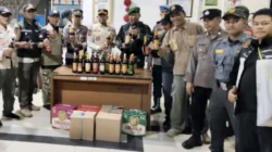 Satpol PP Jakarta Selatan Amankan Puluhan Botol Miras Ilegal Selama Ramadhan