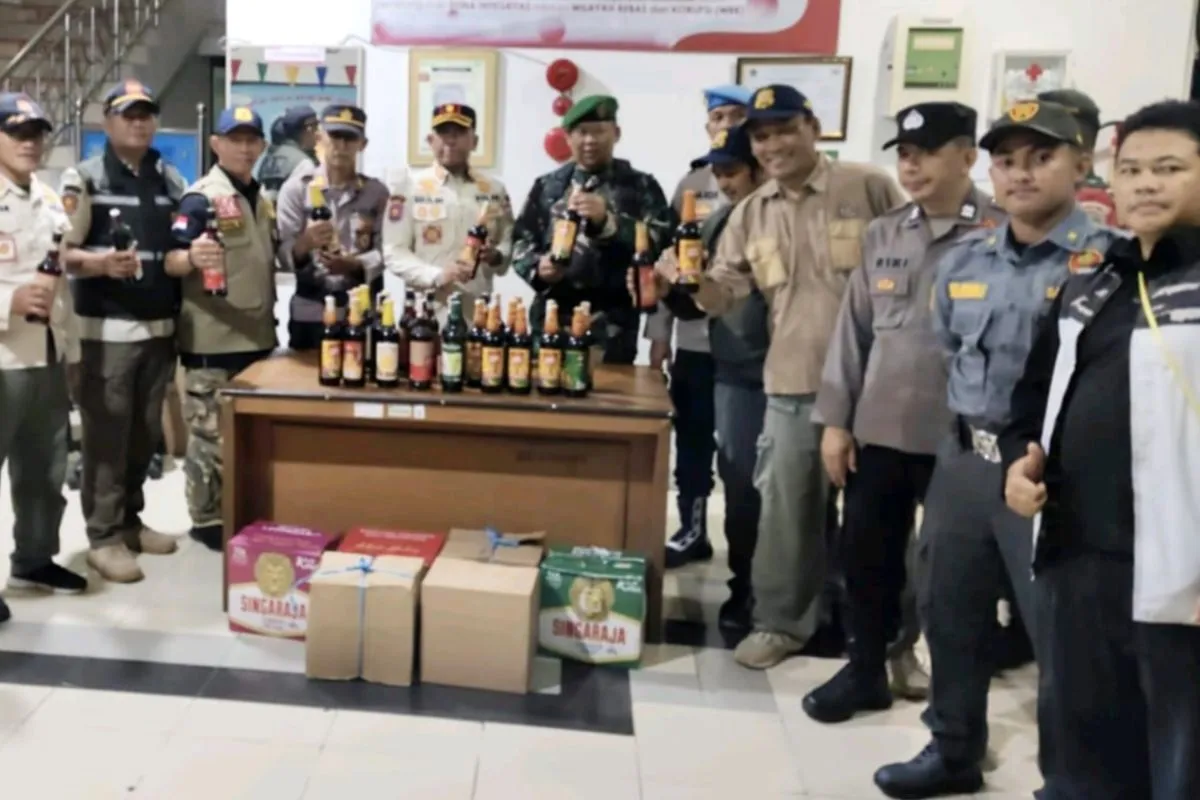 Satpol PP Jakarta Selatan Amankan Puluhan Botol Miras Ilegal Selama Ramadhan