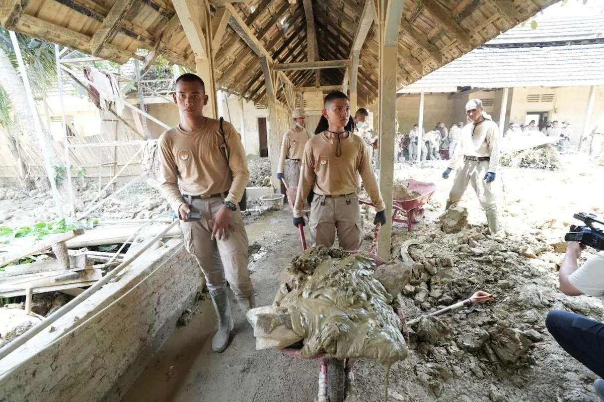 Praja IPDN Turun Tangan Bersihkan Situs Bersejarah Pasca Banjir Aceh Tamiang