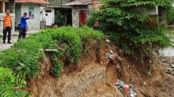 Empat Rumah di Bantaran Kali Cikarang Rusak Parah Akibat Longsor