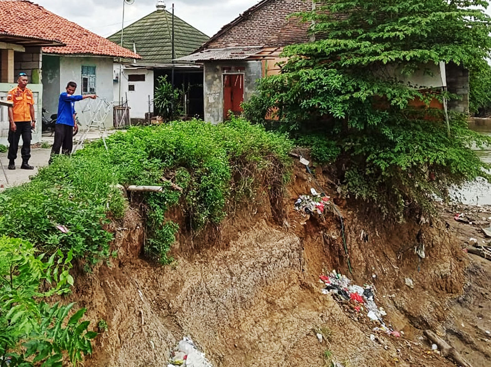 Empat Rumah di Bantaran Kali Cikarang Rusak Parah Akibat Longsor