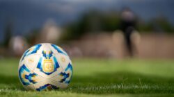 Catatan Sepak Bola: Absen Perkuat Timnas Indonesia di FIFA ASEAN Cup 2026, Jay Idzes Pergi ke Amsterdam untuk …