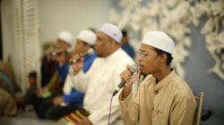 Sekelompok pria Muslim bernyanyi menggunakan mikrofon di acara budaya di Kuala Lumpur.