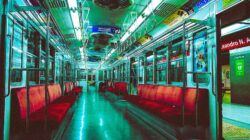 Interior cerah dari kereta bawah tanah Buenos Aires di malam hari, menampilkan transportasi publik modern.
