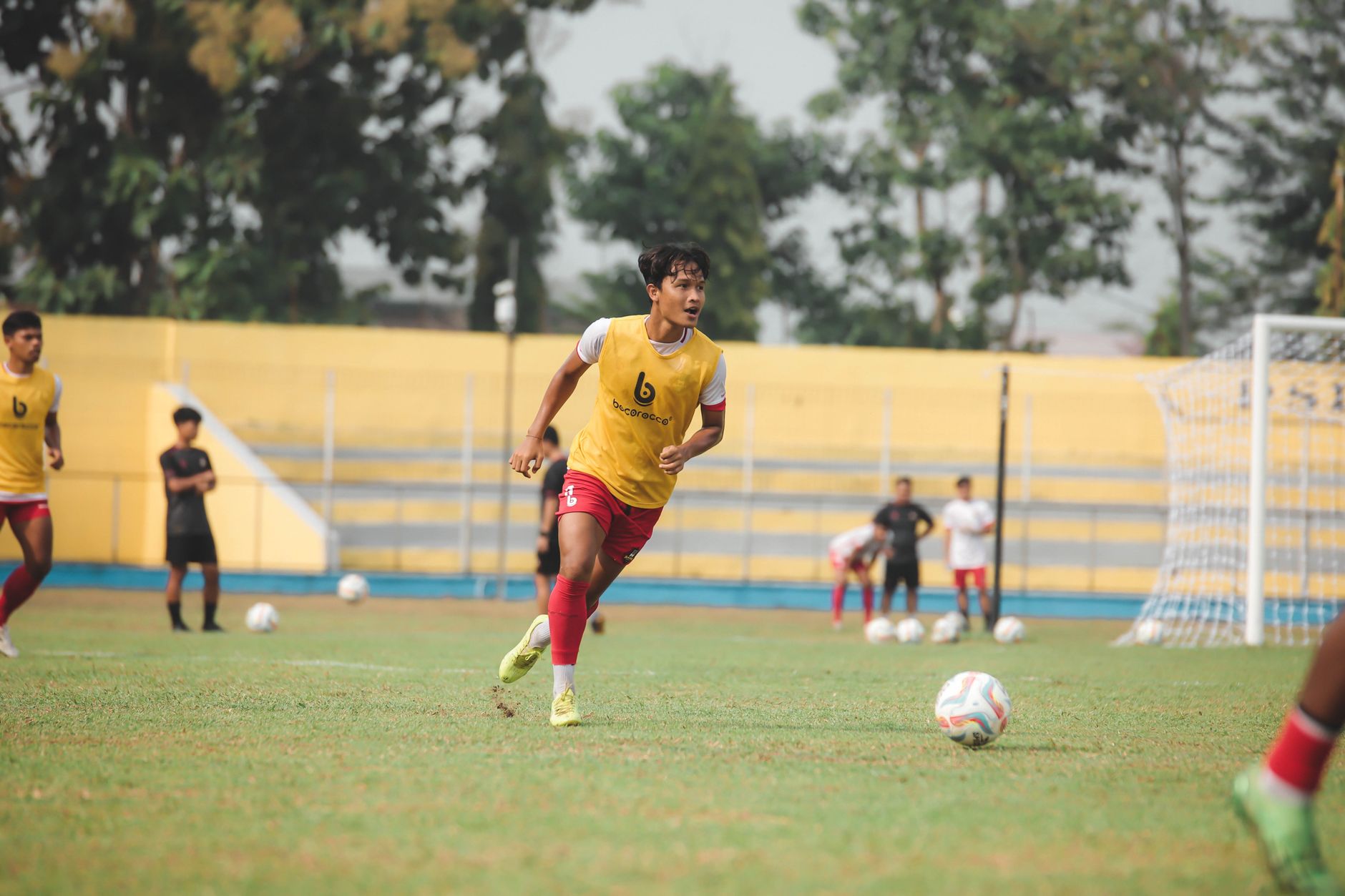 Pemain sepak bola yang energik saat sesi latihan di lapangan Jakarta.