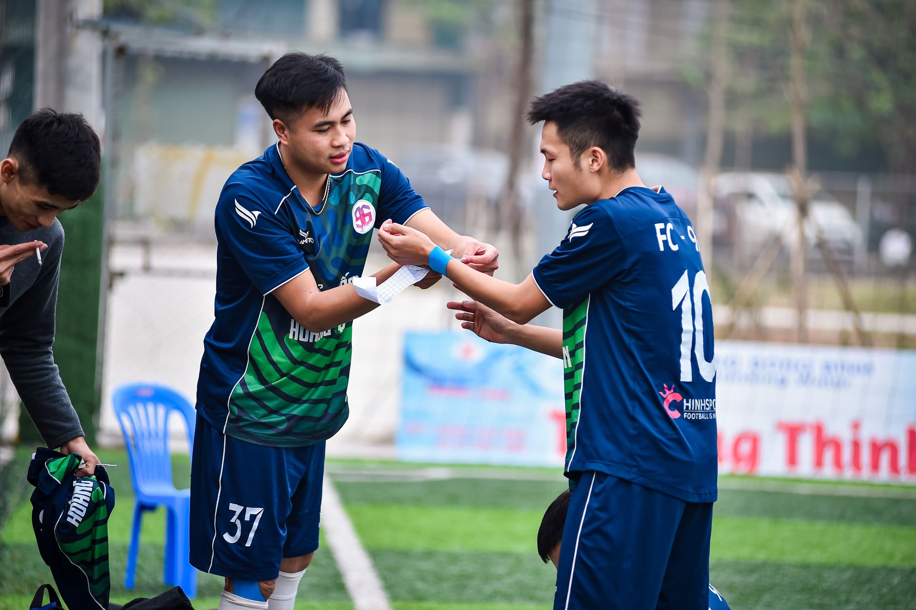 Pemain sepak bola muda bersiap untuk pertandingan di sebuah lapangan di Hà Nội, Vietnam.