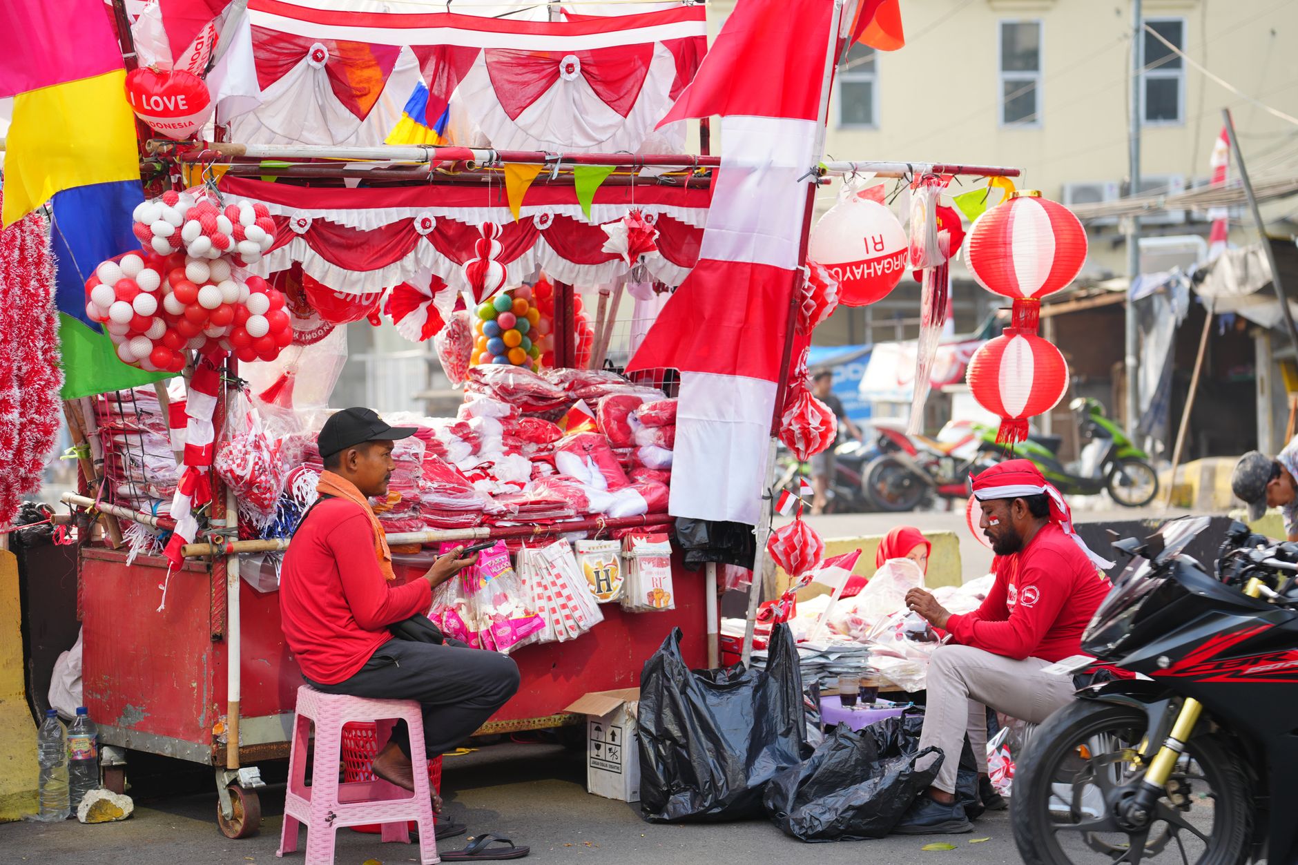 Para pedagang kaki lima menjual barang dagangan berwarna merah dan putih di Jakarta untuk memperingati Hari Kemerdekaan Indonesia.