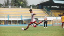 Aksi sepak bola dinamis yang diambil selama pertandingan di Jakarta, Indonesia.