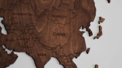 Tampilan dekat peta kayu yang detail dari Asia, menunjukkan negara-negara seperti China dan India.