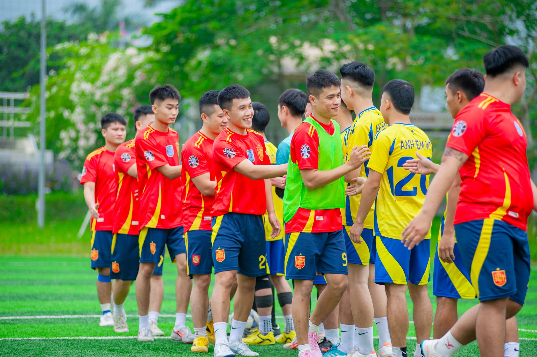 Dua tim berjabat tangan di lapangan sepak bola di Hanoi, Vietnam.