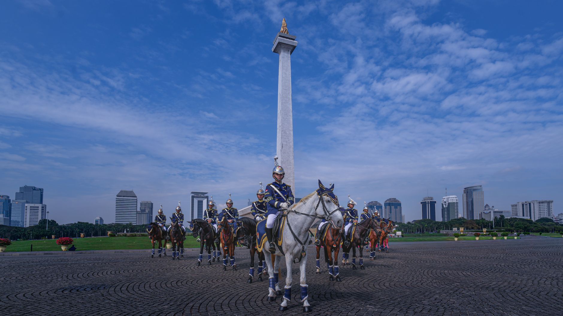 Penjaga dalam seragam seremonial di atas kuda di Monumen Nasional Jakarta, Indonesia.