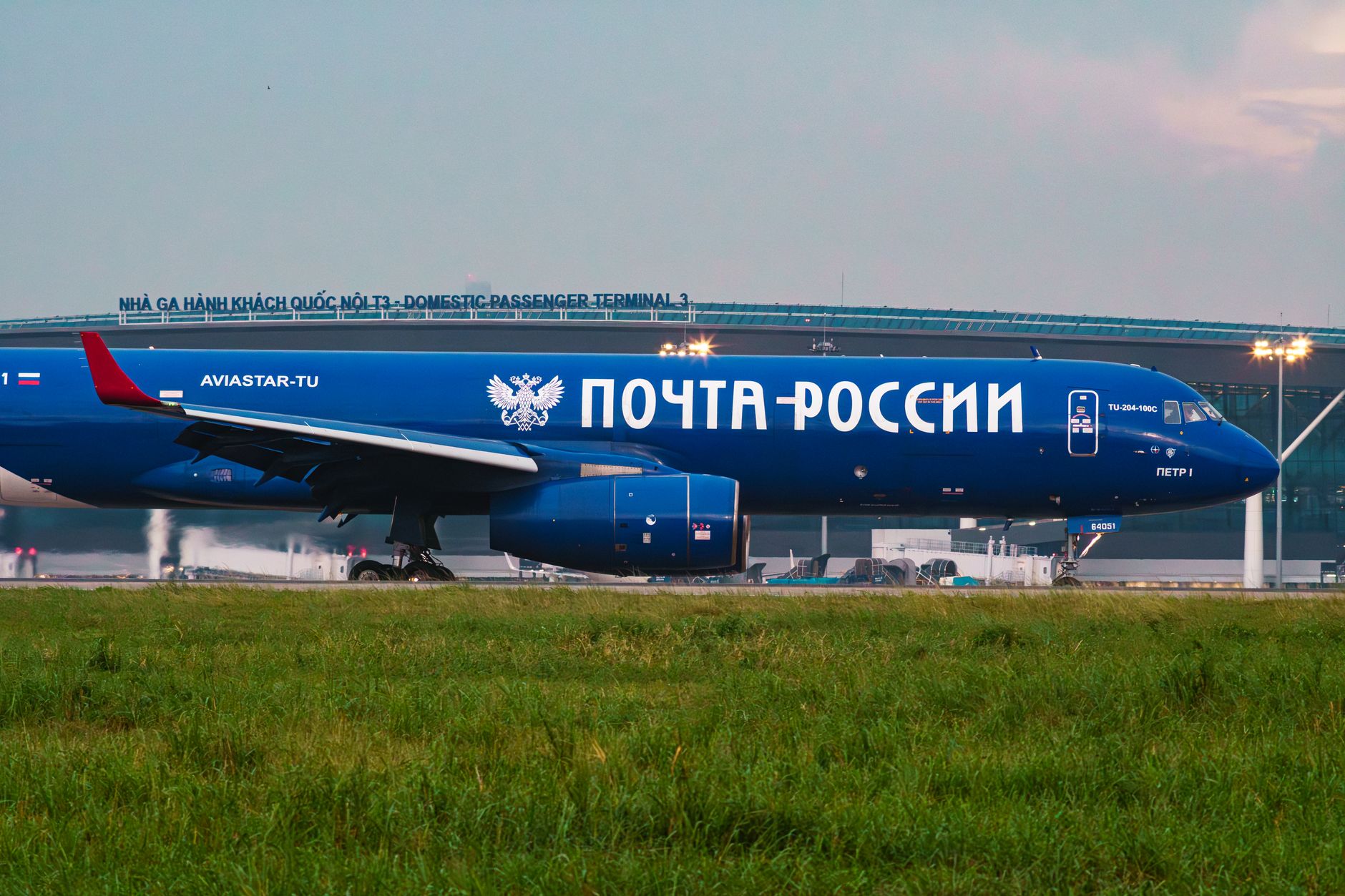 Pesawat kargo Rusia, Aviastar-TU, ditempatkan di Bandara Internasional Tân Sơn Nhất, Ho Chi Minh City.