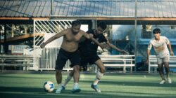 Adegan penuh aksi dari pertandingan sepak bola amatir di Myawaddy, Myanmar, yang menampilkan persaingan sengit.