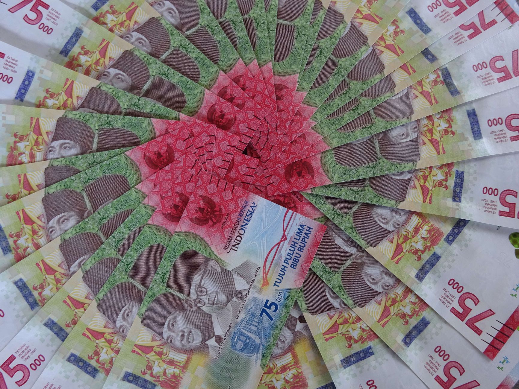 Pengaturan menakjubkan dari 75.000 lembar uang Rupiah Indonesia yang menampilkan warna-warna cerah dan desain yang rumit.