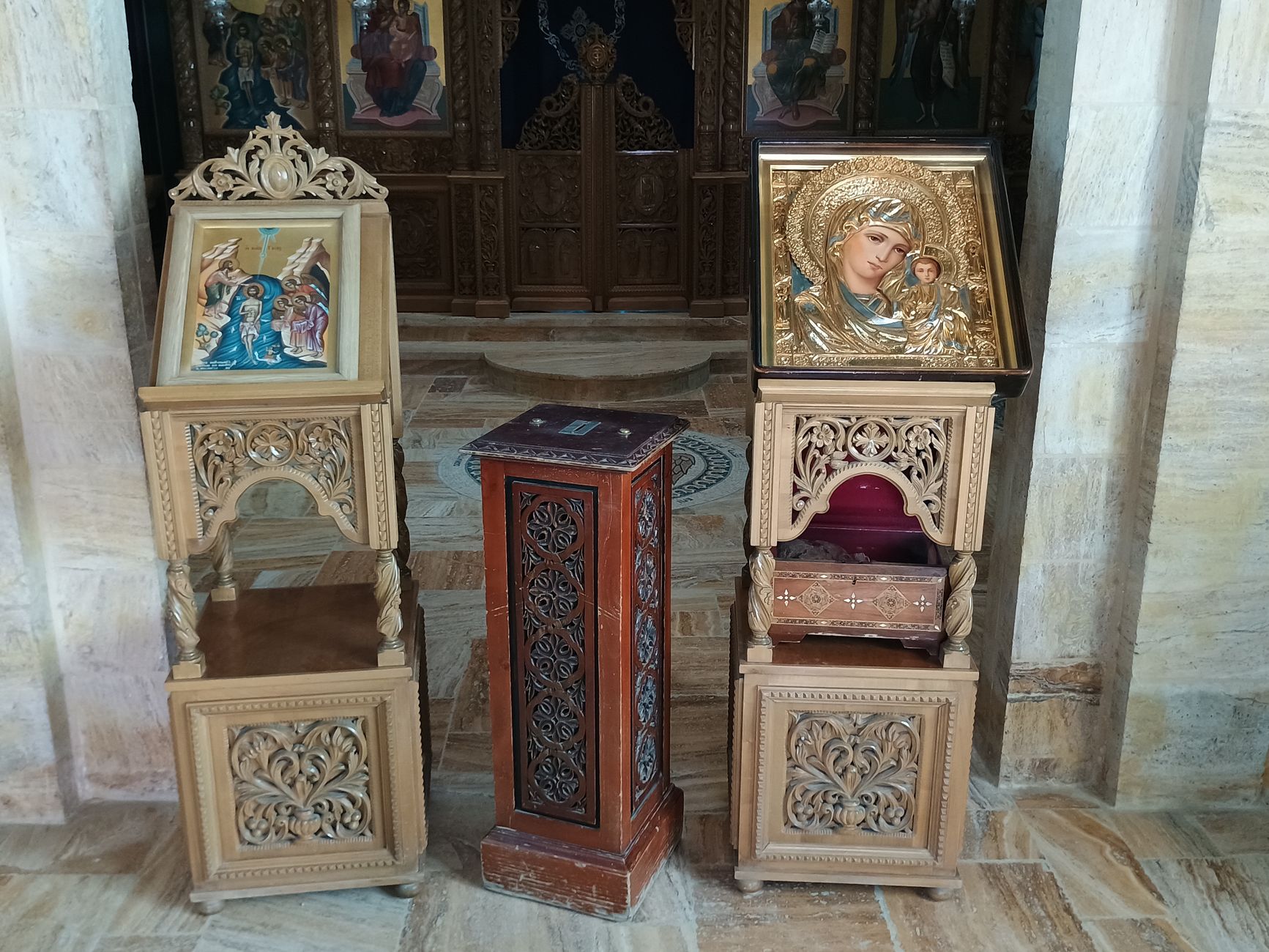 Ikon keagamaan yang diukir dengan rumit di sebuah gereja di Provinsi Madaba, Yordania.