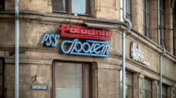 Pemandangan papan tanda PSS Społem dan Półudnie kuno di Jalan Świdnicka, Wrocław, menampilkan arsitektur bersejarah.