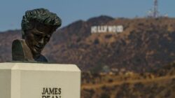 Patung dada James Dean dengan tanda ikonik Hollywood di latar belakang, Los Angeles
