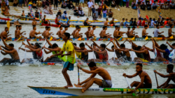 Perlombaan perahu naga yang penuh energi selama festival meriah di Riau, menampilkan kerja sama tim dan daya tahan.