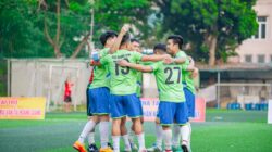 Sekelompok pemuda merayakan gol di lapangan sepak bola di Hanoi, Vietnam.