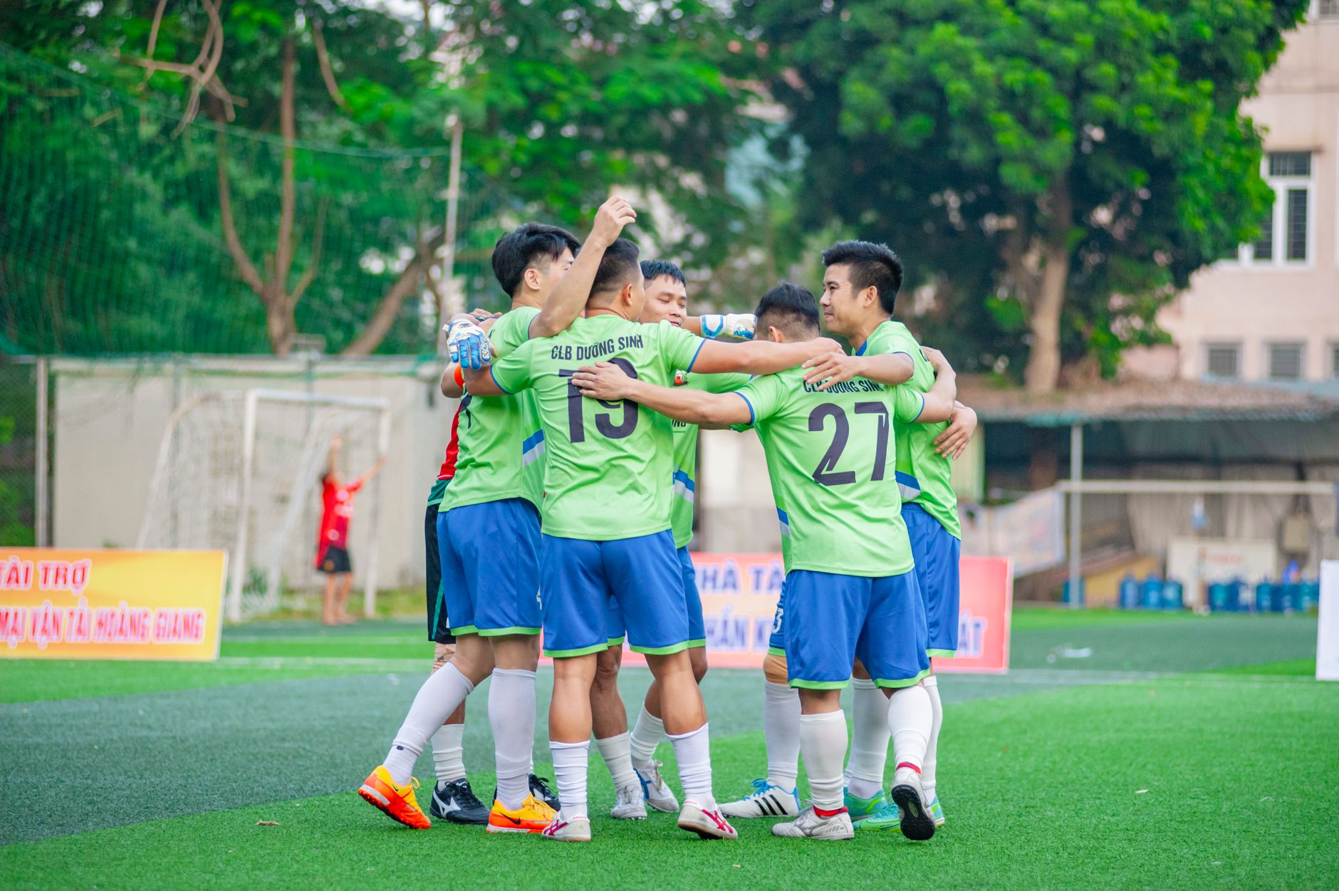 Sekelompok pemuda merayakan gol di lapangan sepak bola di Hanoi, Vietnam.